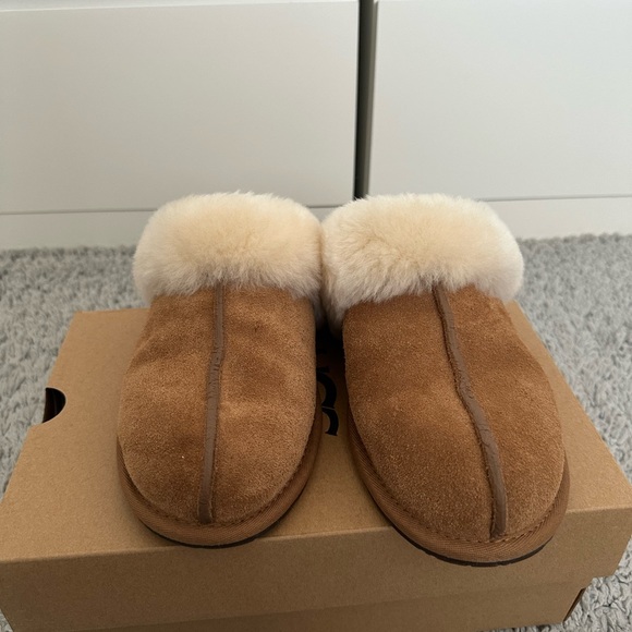 UGG Women's Tan Slippers - Picture 4 of 7